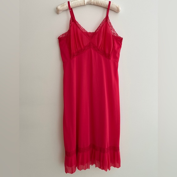 VINTAGE Luxite by Kayser Red Full Slip Adjustable Straps Lace Trim Ruffle Hem - Picture 3 of 16